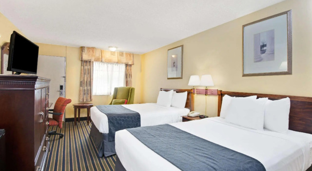 Четырёхместный номер Standard Days Inn Towson