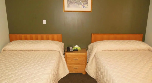 Четырёхместный номер Standard Motor Court Motel