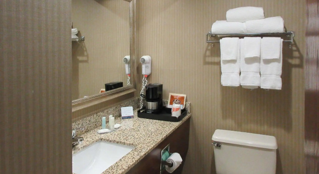 Четырёхместный номер Standard Clarion Inn & Suites Cortland - University Area