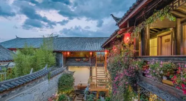 Lijiang Shiheyuan Jingyi Hotel, Забронировать Отель Лицзян Юньнань, рядом с Улица Сквер-стрит Древнего города Даянь
