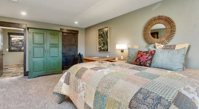 Moose Den Luxury Vacation Home at Windcliff home, Забронировать Дом для отпуска Отели Эстес-Парк с парковкой, Парковка