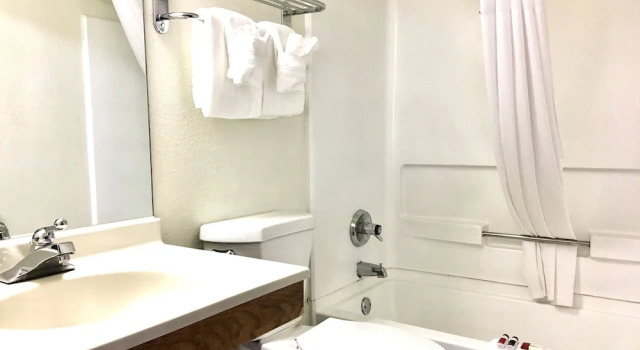Двухместный номер Standard with Hot Tub Days Inn & Suites by Wyndham Traverse City