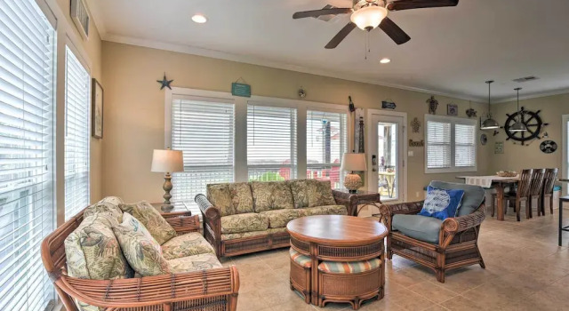 Ocean View & Grill: Crystal Beach Bungalow!, Boek Vakantiehuis Crystal Beach Houston