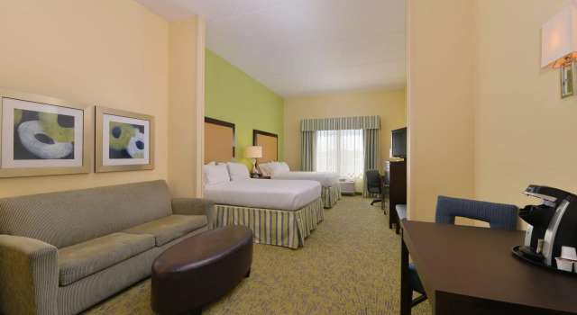 Четырёхместный люкс c 1 комнатой Holiday Inn Express and Suites Dickson City by IHG