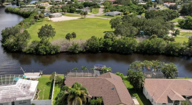 Коттедж Waterfront House with a Boat and Heated Pool