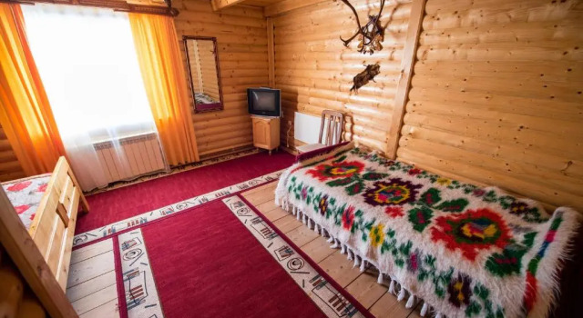 Gazdіvska Hata Guest House, Prenota Affittacamere Hotel a Ivano-Frankovsk con piscina, Piscina