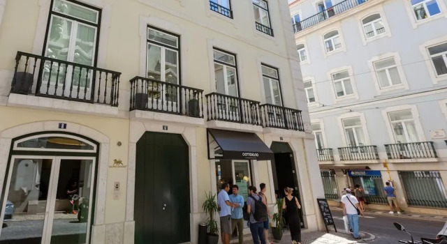 Апартаменты Spacious 1 Bedroom Apartment Near Baixa