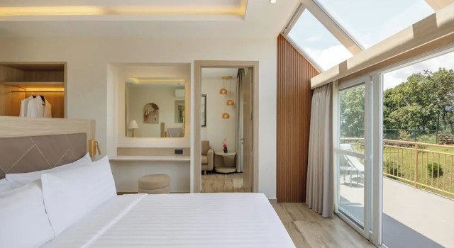 Люкс с балконом Himalayan Hideaway Resort Pokhara, The Centara Collection
