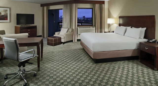Двухместный полулюкс с балконом DoubleTree by Hilton San Antonio Downtown