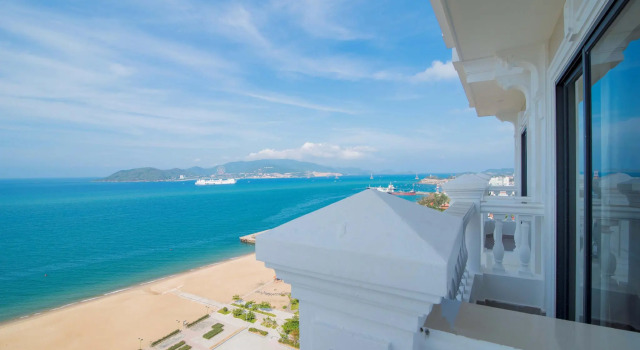 Семейный номер Standard с балконом и с видом на море Imperial Nha Trang