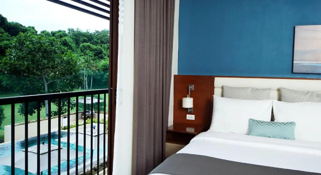 Номер Premier с видом на бассейн Fairways and Bluewater Boracay