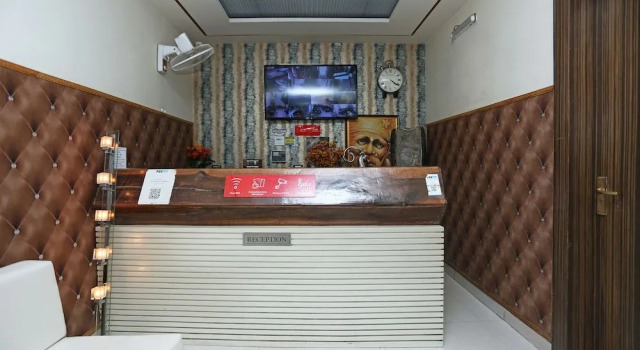 OYO 8183 Hotel Sandal Wood