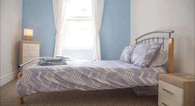 Spacious 4 Bedroom House in Plymouth City Centre, Varaa Huoneisto Asunnot kohteessa Merseyside, Huoneisto