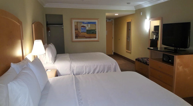 Четырёхместный номер Standard Holiday Inn Express Hotel & Suites Vacaville by IHG