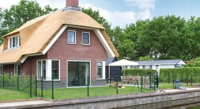 Коттедж Classic с 5 комнатами Atmospheric Villa With Nice Garden, in a Holiday Park at the Water in Friesland