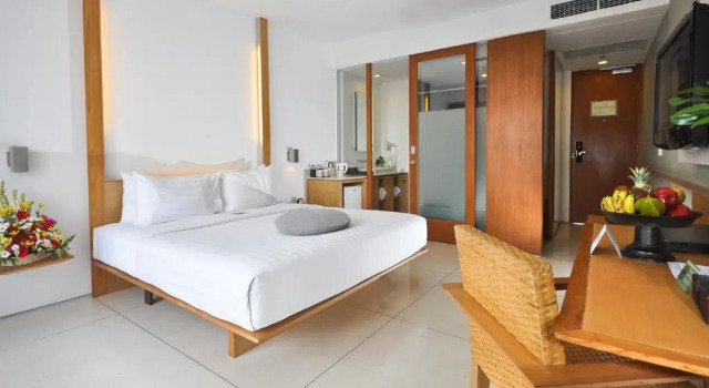 Номер Haven Deluxe с балконом и с видом на бассейн THE HAVEN Bali Seminyak