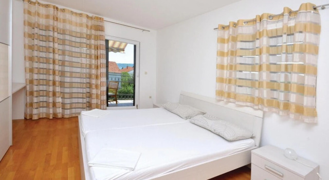 Beautiful Home in Kastel Stafilic With Wifi and 8 Bedrooms, Varaa Lomakoti Hotellit Split-Dalmatia pysäköinnillä, Pysäköinti