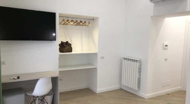 DOMO B&B, Забронировать Отель «постель и завтрак» Отели Неаполя с парковкой, рядом с Ospedale degli Incurabili, Парковка