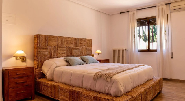 Gran Chalet céntrico con piscina y bbq privada a 5 minutos playa, Réserver Chalet Cottages à Navarre, Cottage