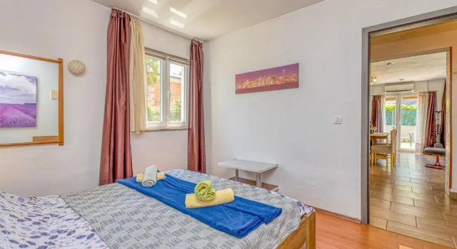 Holiday House Mir, Rezerwuj Hotel Hotele w Pilkovici z parkingiem, Parking