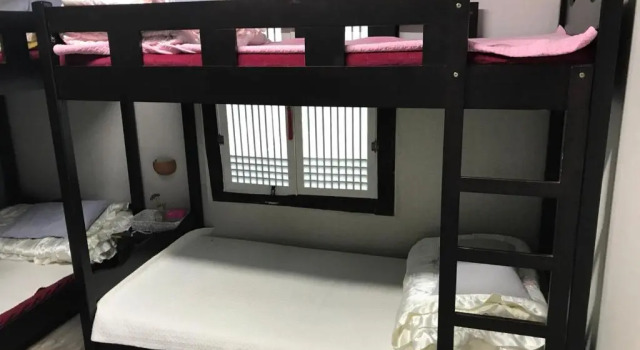 Кровать в общем номере (мужской номер) Guesthouse Nabiya
