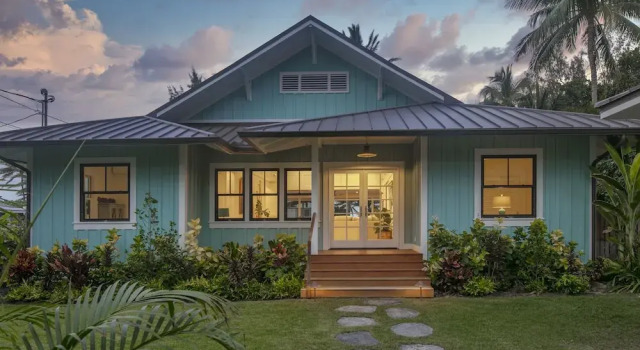 Gorgeous Renovated 1937 Plantation Style Beach House 50 Steps to the Center of the Beach home, 预订 酒店 凯卢阿 向风海岸