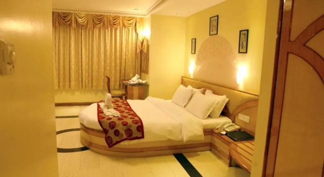 Люкс Lords Plaza, Surat