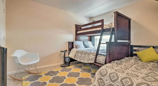 Коттедж Pet-friendly Home w/ Deck: 1 Mi to Canyon Lake Fun