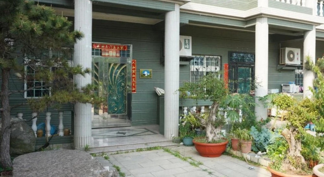 Earl Holiday House