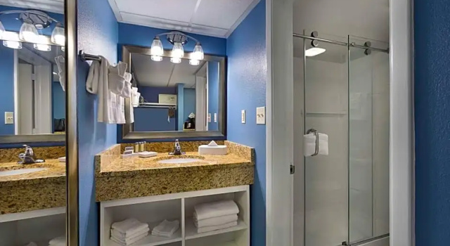 Номер Standard с балконом и с видом на бассейн Dayton House Resort - BW Signature Collection