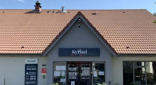 Кровать в общем номере Kyriad SEDAN
