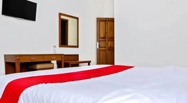Deluxe Doppel Zimmer Residences by RedDoorz near Rumah Mode