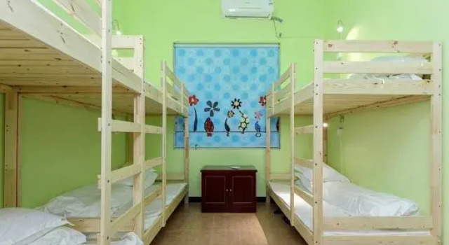 Кровать в общем номере (женский номер) Jiahe Homestay (Emeishan Tourism Passenger Transport Center Baoguosi Station)