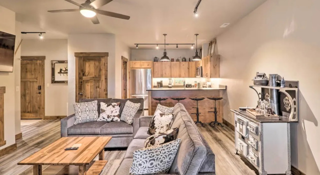 Cozy Columbia Falls Condo w/ Private Balcony!, จอง อพาร์ทเมนท์ Columbia Falls Flathead Valley