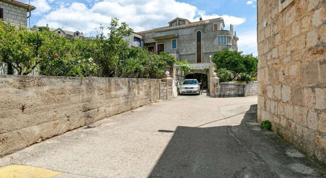 Alluring Holiday Home in Sumartin With Balcony, Забронировать Отель Сумартин Брач