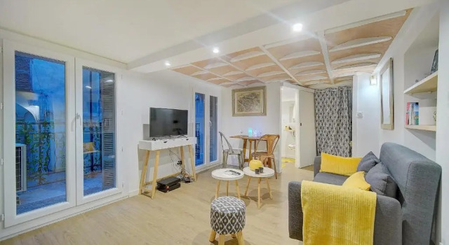 #31 Comfy place in the Old Town Balcony & AC 2Min to Beach, Забронировать Апартаменты/квартира Ницца Приморские Альпы, рядом с Набережная Соединенных Штатов