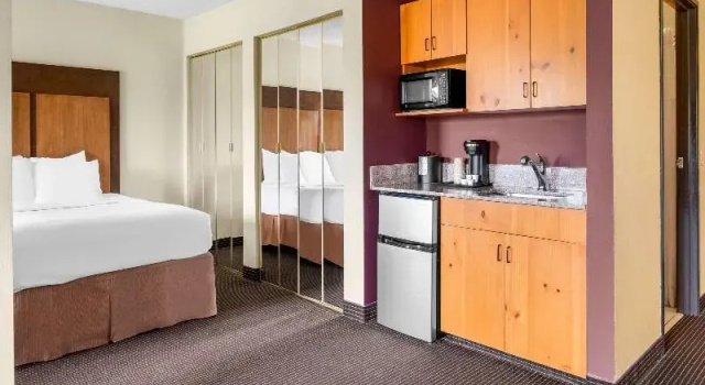 Четырёхместный номер Standard White Pine Inn & Suites