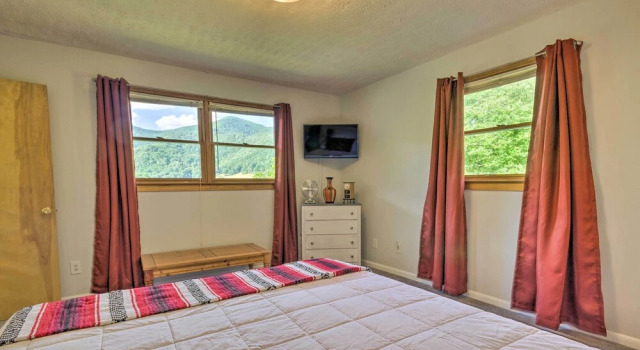 Maggie Valley House w/ Mtn Views - 1 Mi to DT, Забронировать Отель Отели Мегги-Вэлли с парковкой, рядом с Maggie Valley Festival Grounds, Парковка