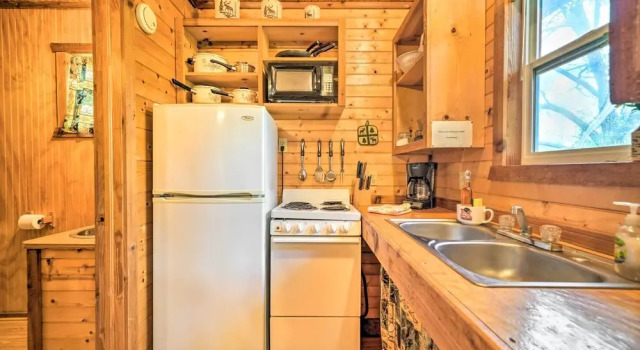 Коттедж 'cedar Falls Cabin 5': 1/2 Mile to Turner Falls