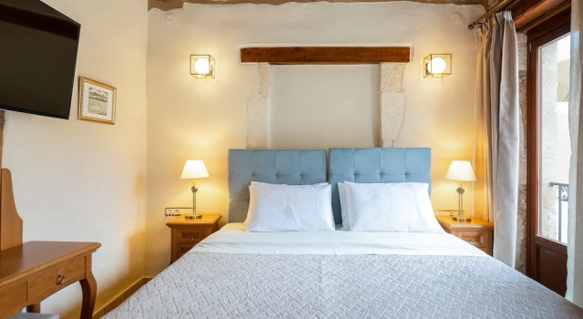 Люкс с красивым видом из окна Phaedra Suites