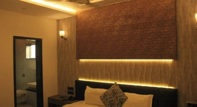 Sahyadri Guest House, Book Pension Hoteller i Achād med parkering, Parkering