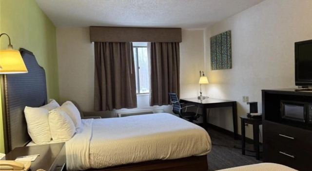 Четырёхместный номер Standard SureStay by Best Western Grove City