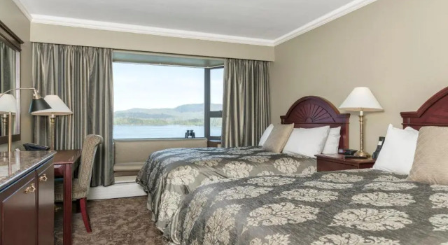 Четырёхместный номер Standard с видом на море Crest Hotel