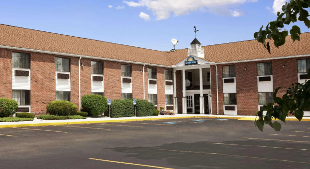 Четырёхместный номер Standard Days Inn by Wyndham Keene NH