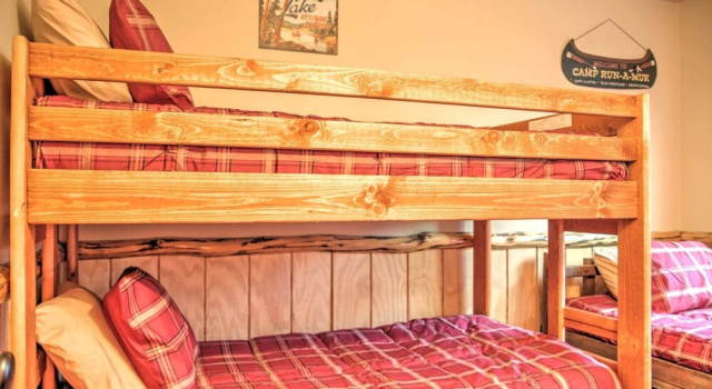 Коттедж Serene Cabin w/ Hot Tub < 1 Mi to Bear Mountain!