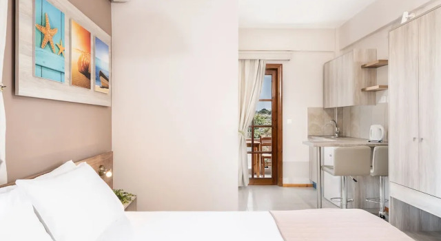 Номер Standard с балконом Cathrin Suites