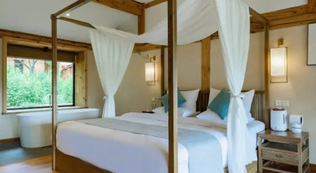 Семейный люкс Deluxe с балконом Nestled in the Mountains • Harmonious Wind Stacked Compounds Boutique Lodge