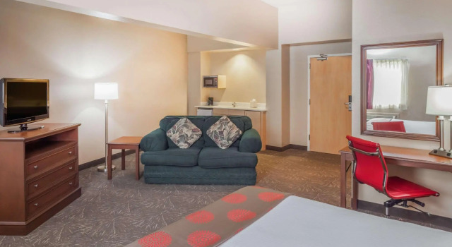 Двухместный люкс c 1 комнатой Ramada by Wyndham Hammond Hotel & Conference Center