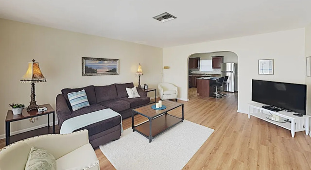 New Listing! Tropical Getaway - 5 Minutes To Beach 2 Bedroom Home, 预订 酒店 兰塔纳 Palm Beach County