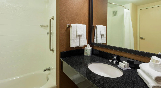 Четырёхместный номер Standard Fairfield Inn and Suites Chicago Downtown-River North